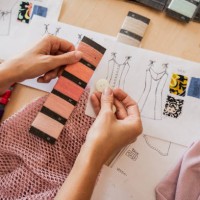 primer plano de una costurera trabajando con muestras de colores en un atelier - fashion fotografías e imágenes de stock