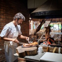 professional chef cooking meat in a restaurant kitchen - food stockfoto's en -beelden