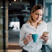 professional zakenvrouw texting - coffee stockfoto's en -beelden