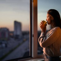 profielmening van mooie vrouw die koffie door het venster drinkt. - coffee stockfoto's en -beelden