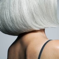 profile of a grey haired woman in a bob, cropped. - hairstyle stock-fotos und bilder