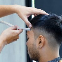 propietario y cliente de barbería. - hairstyle fotografías e imágenes de stock