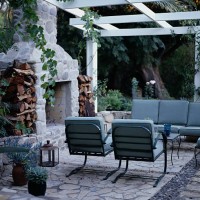 quaint outdoor room - garden decoration photos et images de collection