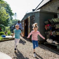 ralentissez les enfants - garden decoration photos et images de collection