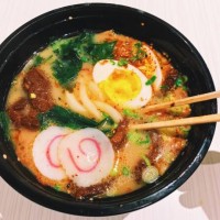 ramen noodles soup with beef, close-up - junk food stock pictures, royalty-free photos & images