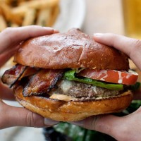 ready to eat cheeseburger - junk food stock pictures, royalty-free photos & images