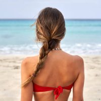 rear view of a young woman on a beach - hairstyle fotografías e imágenes de stock