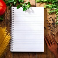 recipe notepad surrounded by italian ingredients - food stockfoto's en -beelden