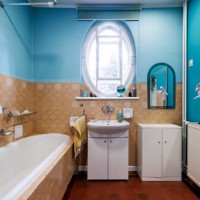 red blue and beige outdated bathroom. - home decoration stockfoto's en -beelden