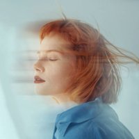red haired woman in motion, blurred motion - long exposure - hairstyle stockfoto's en -beelden