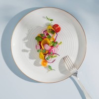 regeling van groenten serveren wortels en kruiden plaat van gezond veganistisch eten - food stockfoto's en -beelden