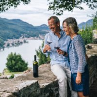reifes paar genießen einige rotwein in italienischen weinberg - travel stock-fotos und bilder