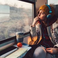 reisenden auf eine reise mit dem zug - travel stock-fotos und bilder