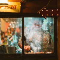 restaurant eigenaar koken voor klanten - food stockfoto's en -beelden