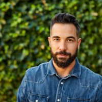 retrato de joven con camiseta amarilla en el patio trasero - hairstyle fotografías e imágenes de stock