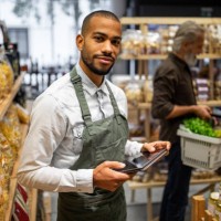 retrato de un empleado de ventas en una tienda de comestibles orgánicos - food fotografías e imágenes de stock