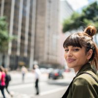 retrato de una joven en la calle - hairstyle fotografías e imágenes de stock