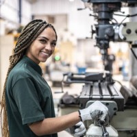 retrato de una mujer que trabaja en una fábrica/industria - food fotografías e imágenes de stock