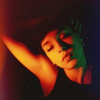 retrato melancólico e íntimo de una mujer joven - fashion fotografías e imágenes de stock