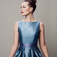 retro estilo mujer con maquillaje labios rojos y eyeliner en los años 60 vestido - hairstyle fotografías e imágenes de stock