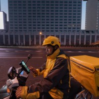 roadside check phone order takeout - junk food stock pictures, royalty-free photos & images