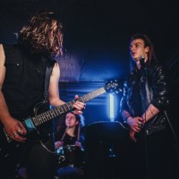 rockband auf der bühne - concert stock-fotos und bilder