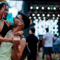 romantic couple at festival - concert stock pictures, royalty-free photos & images