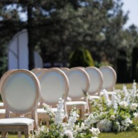 rows of the white wooden chairs at th wedding reception - garden decoration stockfoto's en -beelden