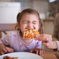 süßes mädchen essen pizza - junk food stock-fotos und bilder