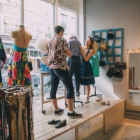 s’habiller un mannequin dans une vitrine - fashion photos et images de collection