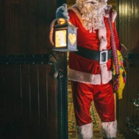 santa claus sets around the house at night with a lantern - garden decoration stock pictures, royalty-free photos & images