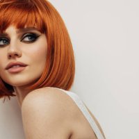 schöne emotionale frau - hairstyle stock-fotos und bilder