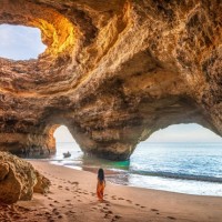 schöne frau in benagil höhle, algarve, portugal - travel stock-fotos und bilder