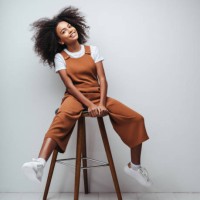 schöne lächelnde mädchen mit lockigen frisur - fashion stock-fotos und bilder