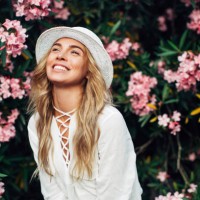 schöne mädchen auf dem hintergrund der frühling busch - fashion stock-fotos und bilder