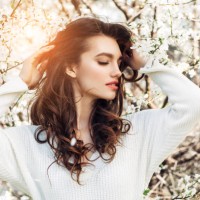 schönes mädchen auf dem hintergrund des frühlingsbuschs - fashion stock-fotos und bilder