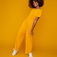 schönes mädchen mit lockigen frisur - fashion stock-fotos und bilder