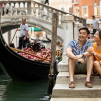 schönes paar in venedig flitterwochen - travel stock-fotos und bilder