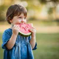 schattig meisje eten watermeloen - food stockfoto's en -beelden