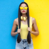 schwere frau in gelber weste und eine sonnenbrille mit langen haaren - fashion stock-fotos und bilder