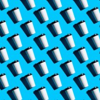 seamless pattern of a disposable cup or takeaway coffee mug, on a blue background. - junk food stock pictures, royalty-free photos & images
