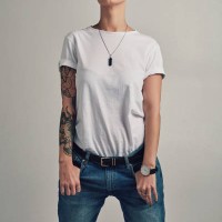selbstbewusstsein, denim und porträt einer frau mit tattoo-mode, kreativer kultur und jeans im studio. künstlerisches mädchen mit hipster-identität, trendigem stil und cooler kleidung mit stolz auf grauem hintergrund. - fashi
