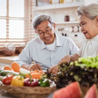 senior aziatische paar koken samen in de keuken - food stockfoto's en -beelden