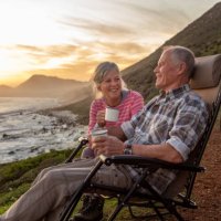 senior couple enjoying sunset by the sea - travel photos et images de collection
