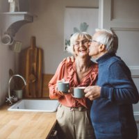 senior couple for christmas at home - coffee stockfoto's en -beelden