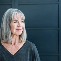 senior frau mit grauer haare entfernt - hairstyle stock-fotos und bilder