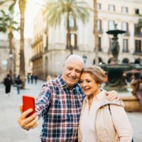 senior tourist couple taking a selfie - travel photos et images de collection