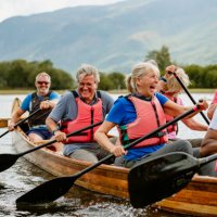 senioren genieten en plezier in roeiboot - travel stockfoto's en -beelden