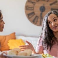 seniorin genießt zeit mit freunden und familie zu hause - home decoration stock-fotos und bilder