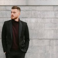 serious, good looking young adult looking away - hairstyle stockfoto's en -beelden